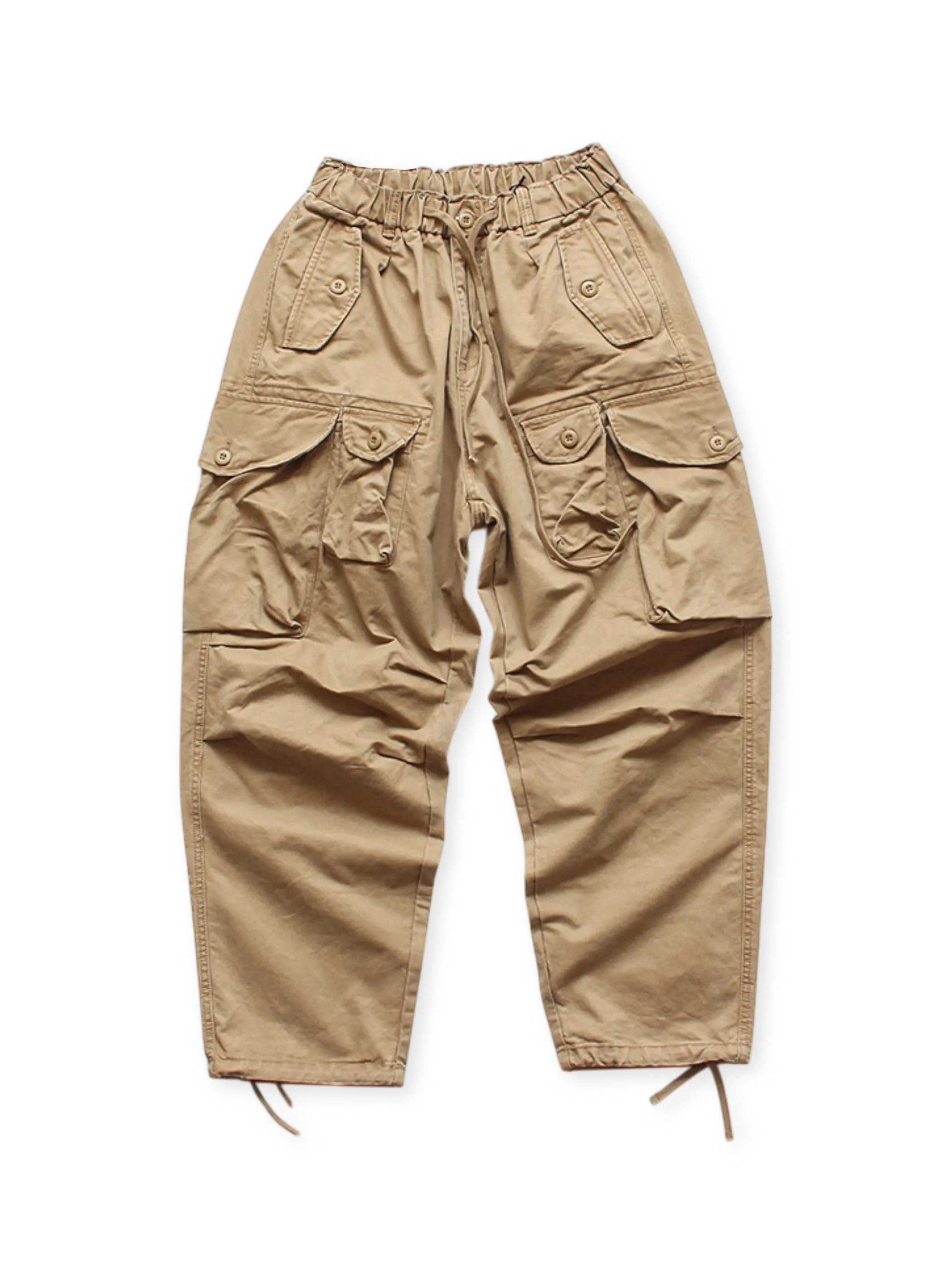 ヘビーワッシュ加工を施した厚手コットン素材のルーズフィットマルチポケットワークパンツ。