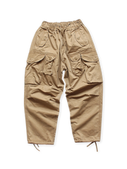 ヘビーワッシュ加工を施した厚手コットン素材のルーズフィットマルチポケットワークパンツ。