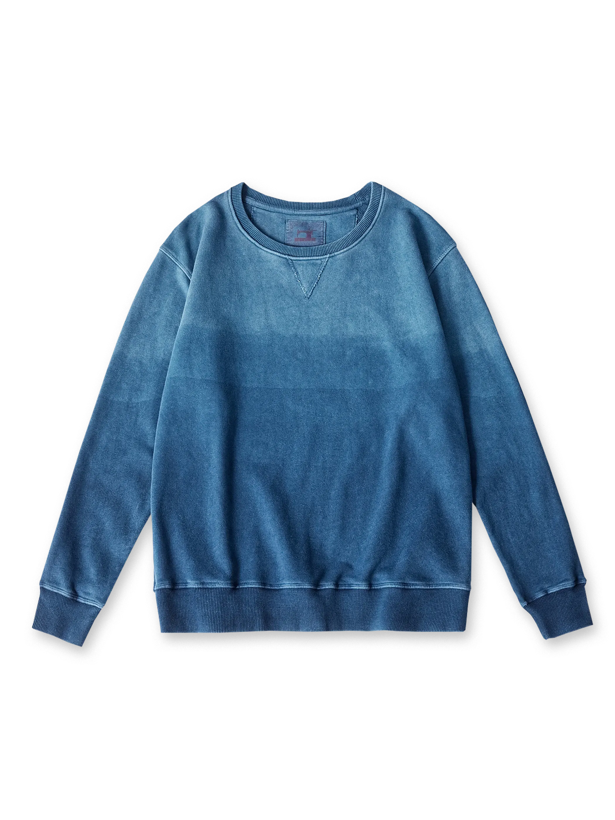 450gコーマコットン裏毛生地を使用し、手作業の植物藍染と酵素ウォッシュ加工で仕上げたグラデーションのヴィンテージ感あふれるルーズシルエットスウェット。
