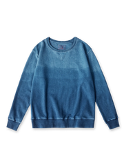 450gコーマコットン裏毛生地を使用し、手作業の植物藍染と酵素ウォッシュ加工で仕上げたグラデーションのヴィンテージ感あふれるルーズシルエットスウェット。