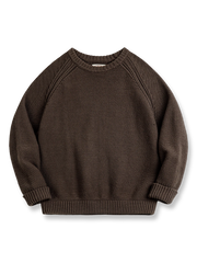 厚手編みとラグランスリーブが特徴のクルーネックセーター