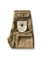 ヘビーウェイトコットンとウォッシュ加工が特徴のマルチポケットカーゴパンツ