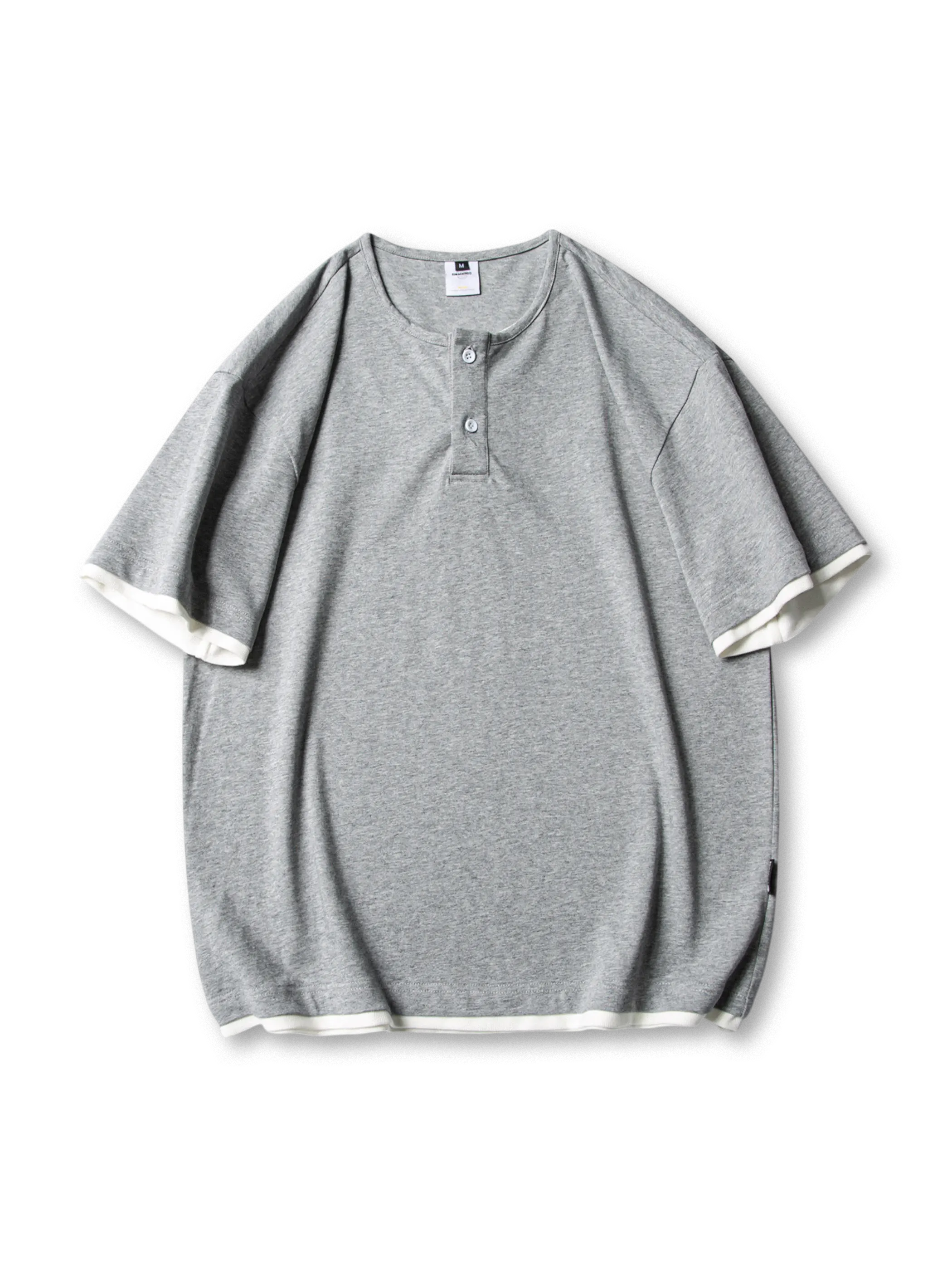 フェイクレイヤードデザインとヘンリーネックが特徴のグレー×ホワイトショートスリーブTシャツ