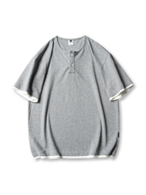 フェイクレイヤードデザインとヘンリーネックが特徴のグレー×ホワイトショートスリーブTシャツ