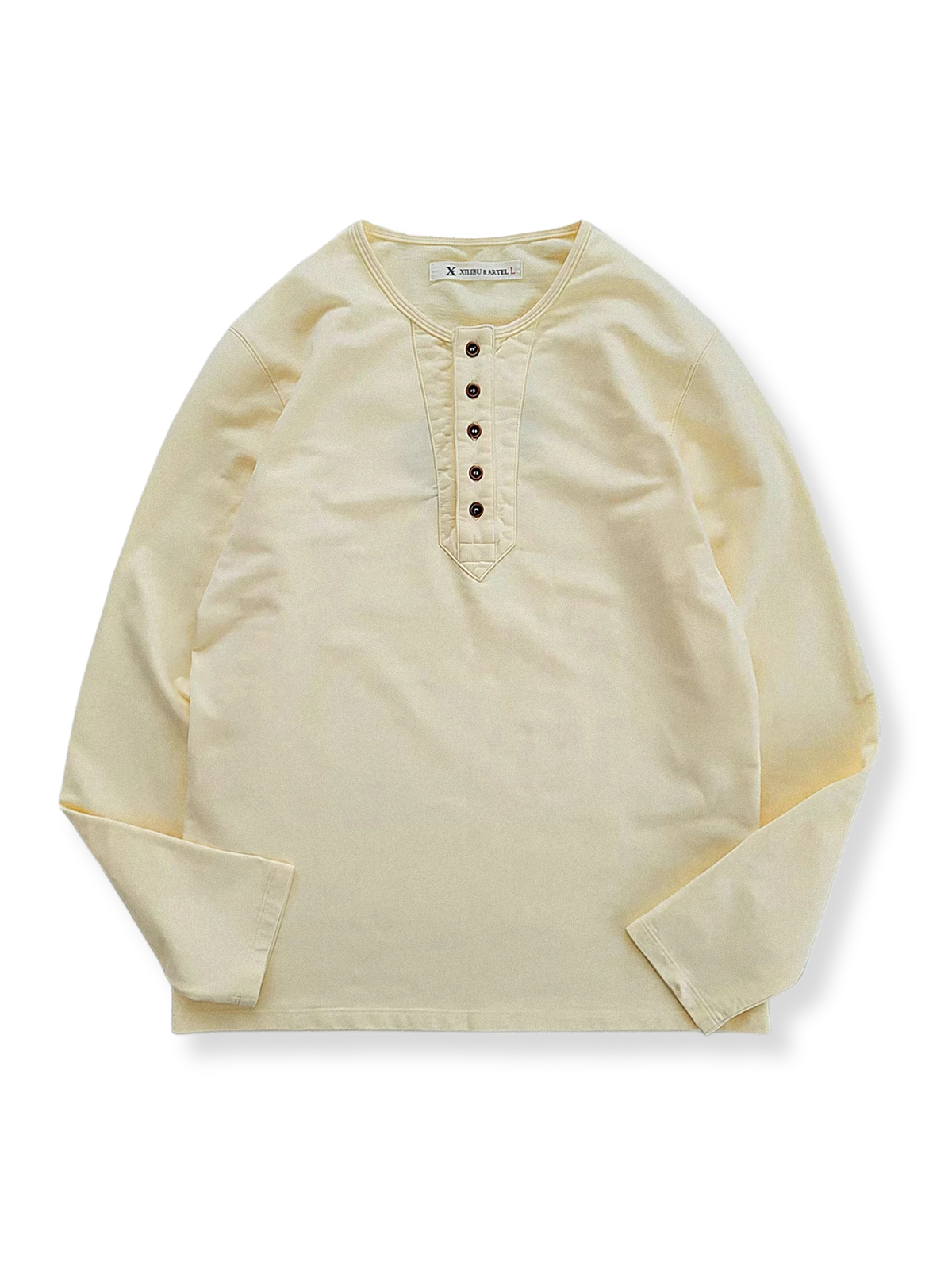 ヘンリーネックとボタンディテールが特徴の米色の100%コットン長袖Tシャツの全体像。