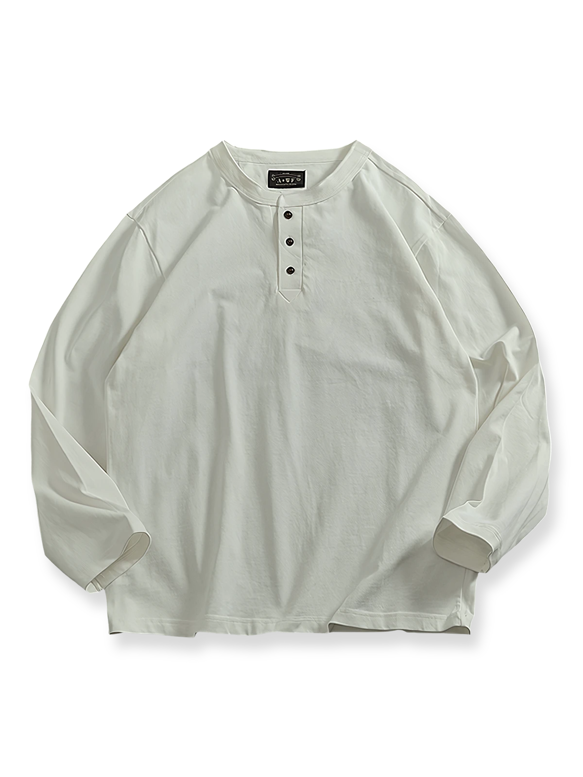 ウォッシュ加工と金属ボタンがアクセントのヘンリーネック長袖Tシャツ