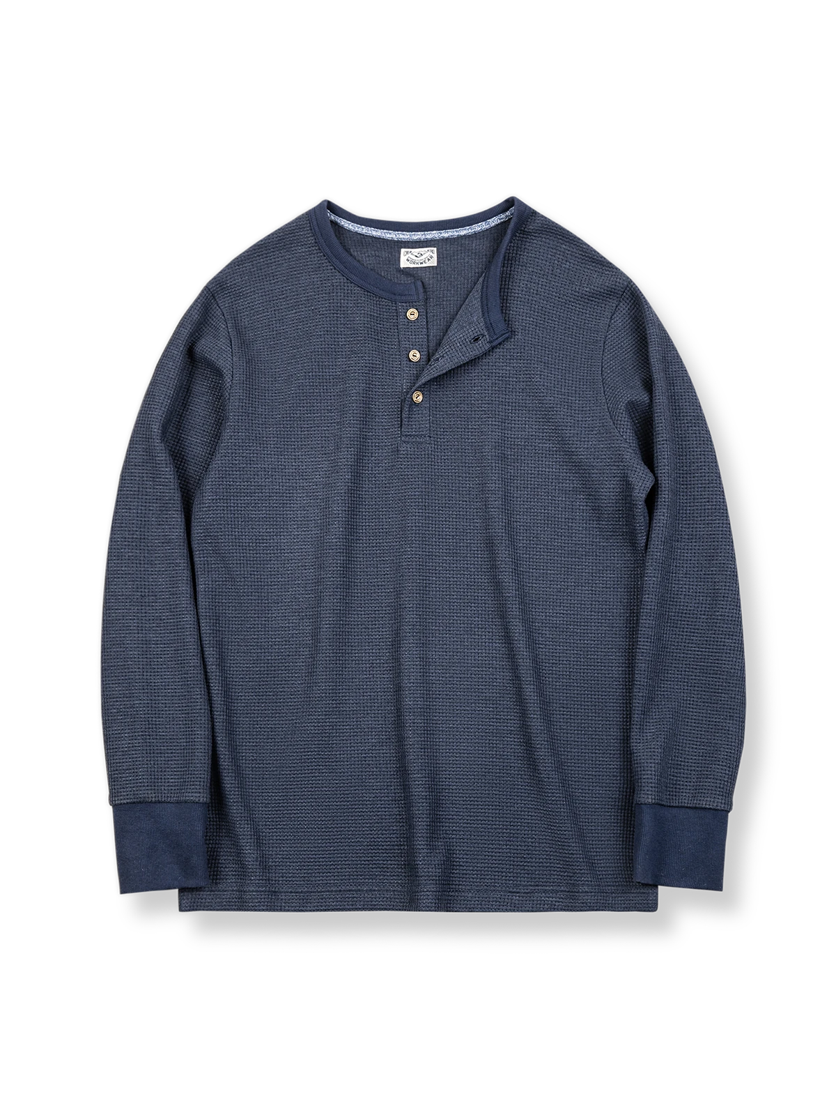 ワッフル織りとナット形状袖口が特徴のヘンリーネックTシャツ