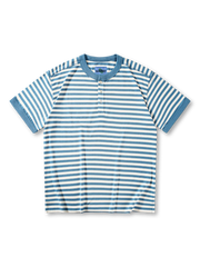 ヘンリーネックと細幅ストライプが映えるクラシックなTシャツ