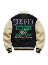 Wojtek兵士の「HERO」「SYRIAN BEAR」刺繍が印象的な空軍ベースボールジャケット。