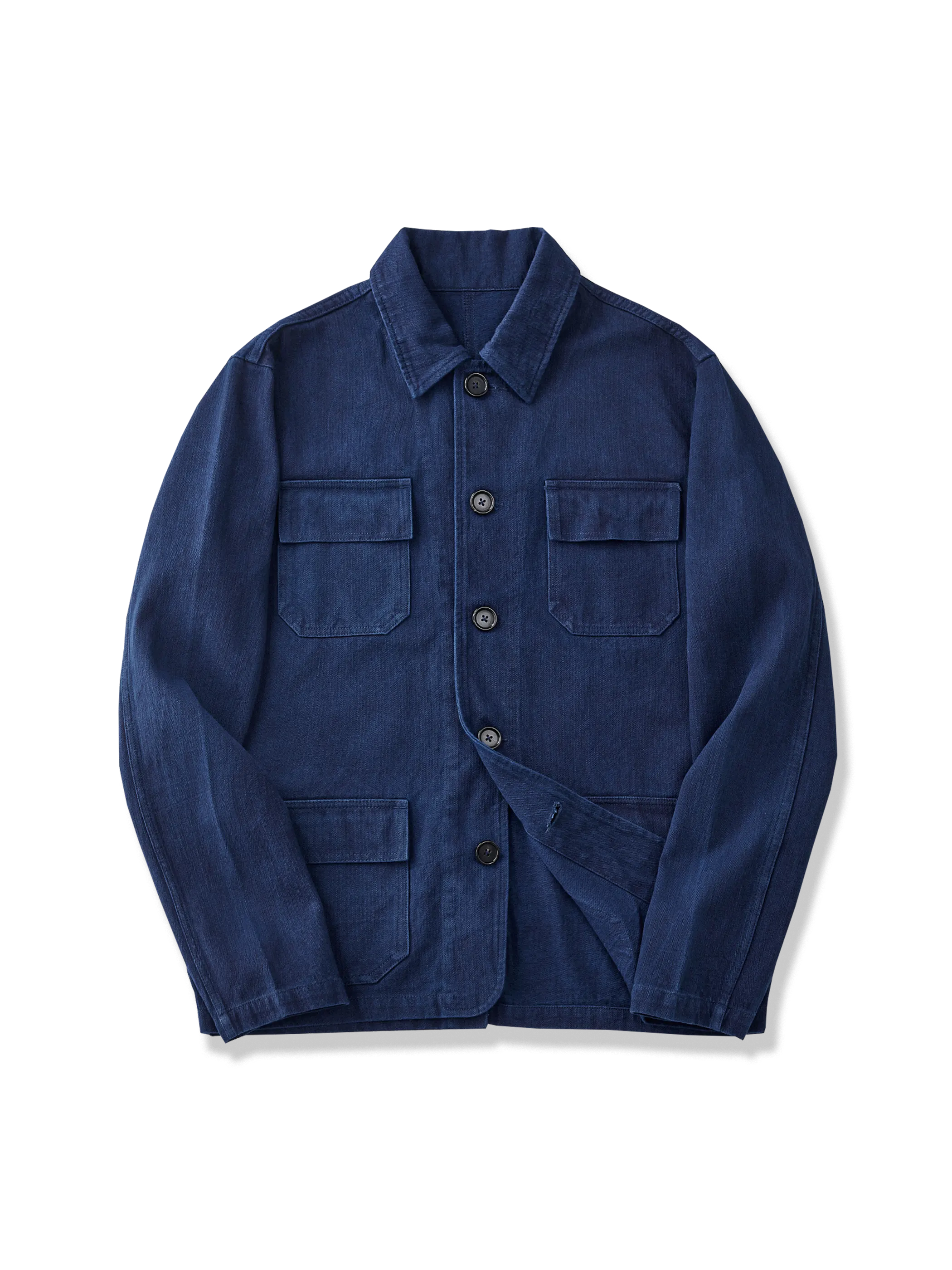 310g高密度ヘリンボーンコットン生地を使用し、植物藍染と酵素ウォッシュ加工で仕上げたヴィンテージ感あふれるフレンチワークジャケット。ルーズフィットで多様なスタイルに対応。