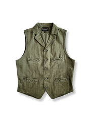 アーミーグリーンのヘリンボーンコットン素材とテーラードカラー、ウェルトポケットが特徴のベストの全体像。