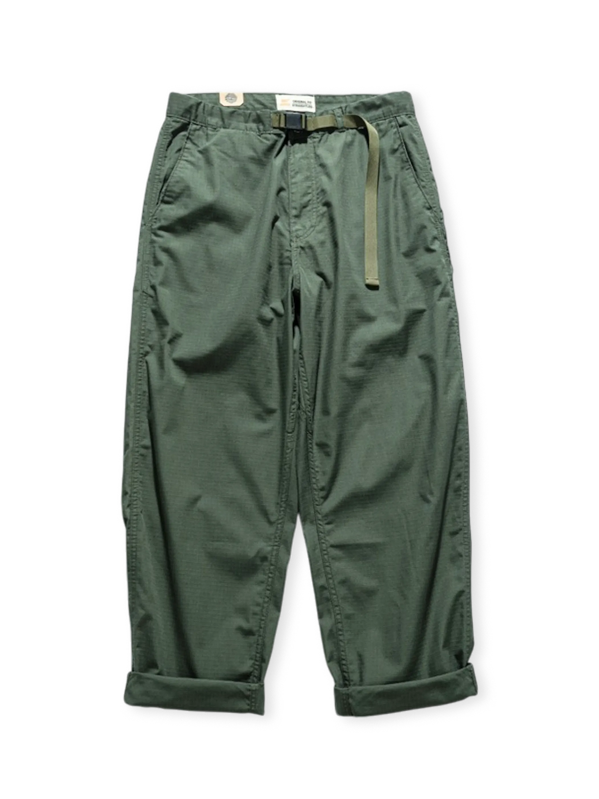 高密度コットンヘリンボーン生地のワイドパンツ。立体ダブルタックと多機能ポケット、調節可能なウエストが特徴。