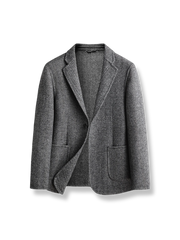 ヘリンボーン柄のウール混紡生地を使用したスリムフィットテーラードジャケット。