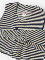 製品画像: HICKORY鉄道ストライプワークベスト 復刻バージョンの正面図。クラシックデザイン、ブルーとホワイトの縦ストライプが特徴。
詳細画像: ベストのポケットとストライプ生地のディテール。堅牢で耐摩耗性に優れたHICKORYストライプ生地を使用。