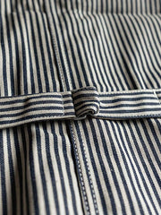 製品画像: HICKORY鉄道ストライプワークベスト 復刻バージョンの正面図。クラシックデザイン、ブルーとホワイトの縦ストライプが特徴。
詳細画像: ベストのポケットとストライプ生地のディテール。堅牢で耐摩耗性に優れたHICKORYストライプ生地を使用。