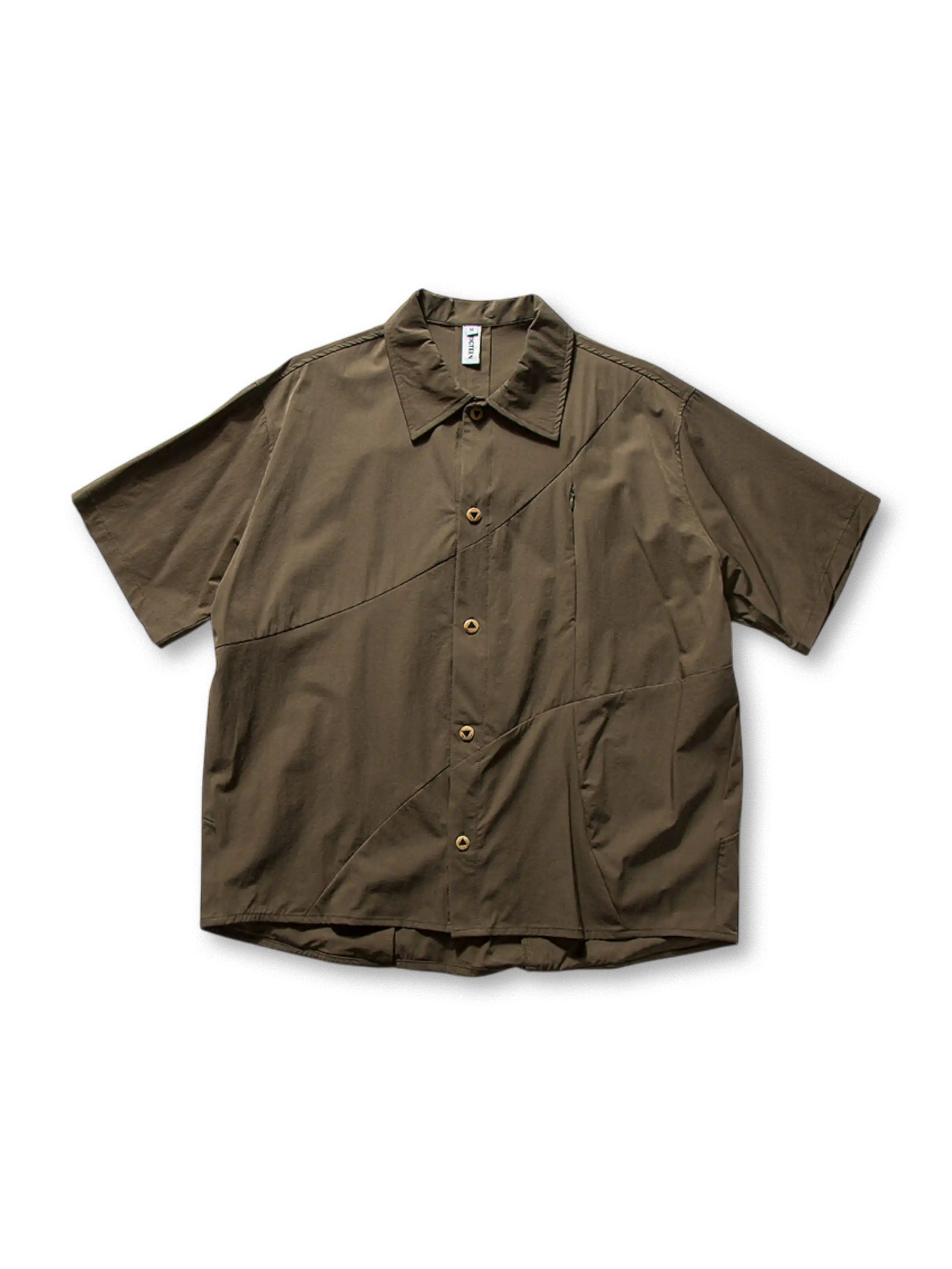 切り替えデザインと隠しジップポケットが特徴のコットン半袖シャツ。快適で多用途に活躍。