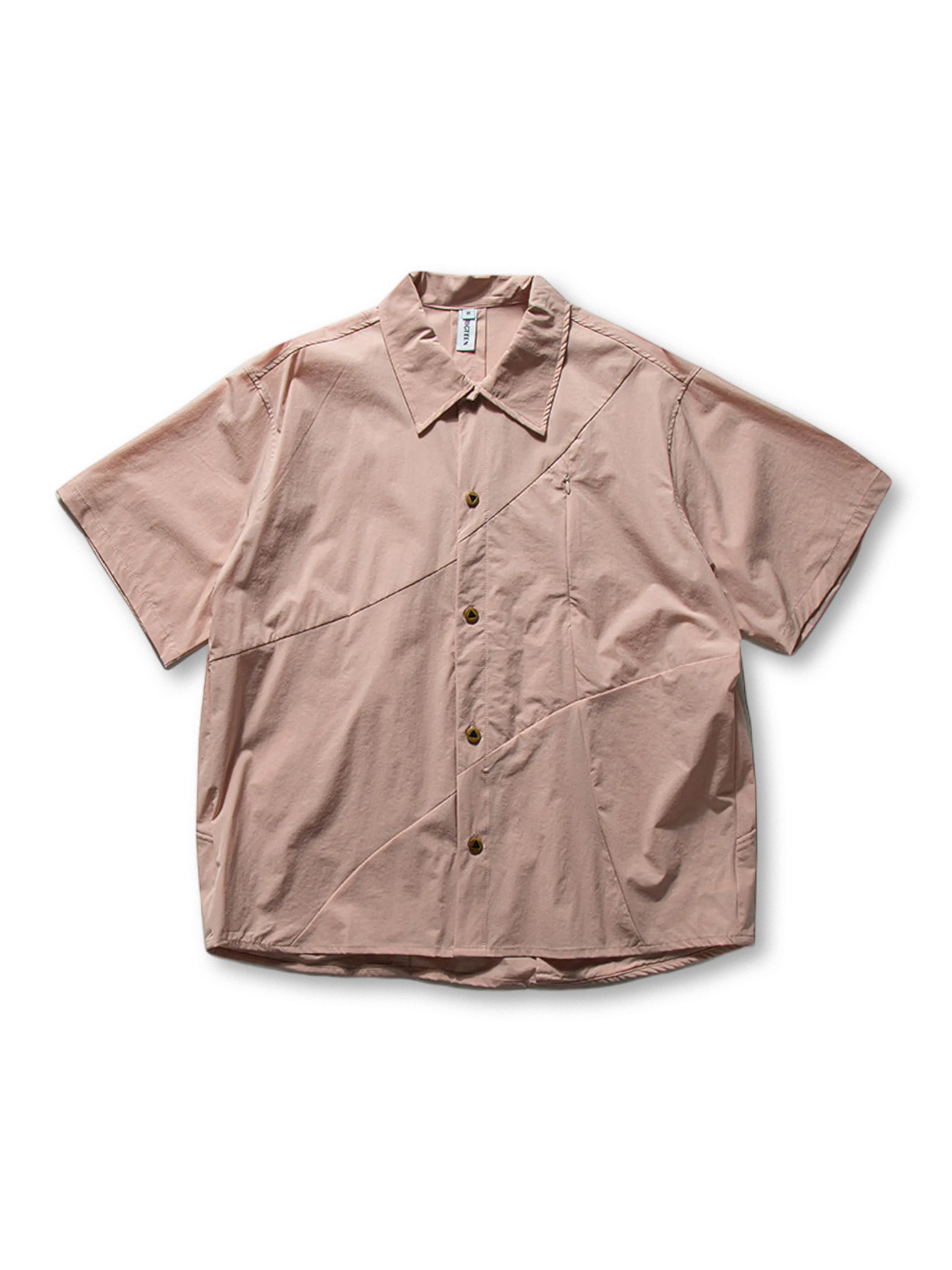 隠しジップポケットと切替えデザインが特徴のミリタリー風半袖シャツ