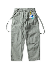 耐久性の高い高密度ヘヴィーコットンを使用し、サスペンダーデザインと多ポケットが特徴の伐採風ワークパンツ。4色展開。