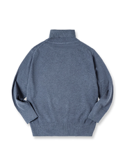 ニュートラルカラーのハイネックニットセーターの全体と細かなリブ袖口を写した写真