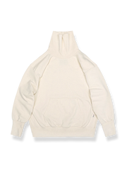 ハイネックとオーバーサイズシルエットで保温性と快適さを両立したスウェット