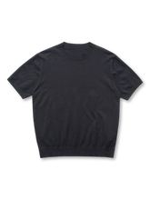 リブ仕上げのハイネックが際立つショートスリーブニットTシャツ