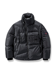 立ち襟と複数ポケット付きのショート丈高機能ダウンジャケット