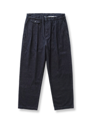 自社製活性染色デニム素材のハイウエストデニムカジュアルパンツ。