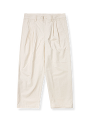 ハイウエストとワイドシルエットが特徴の清潔感ある白パンツ