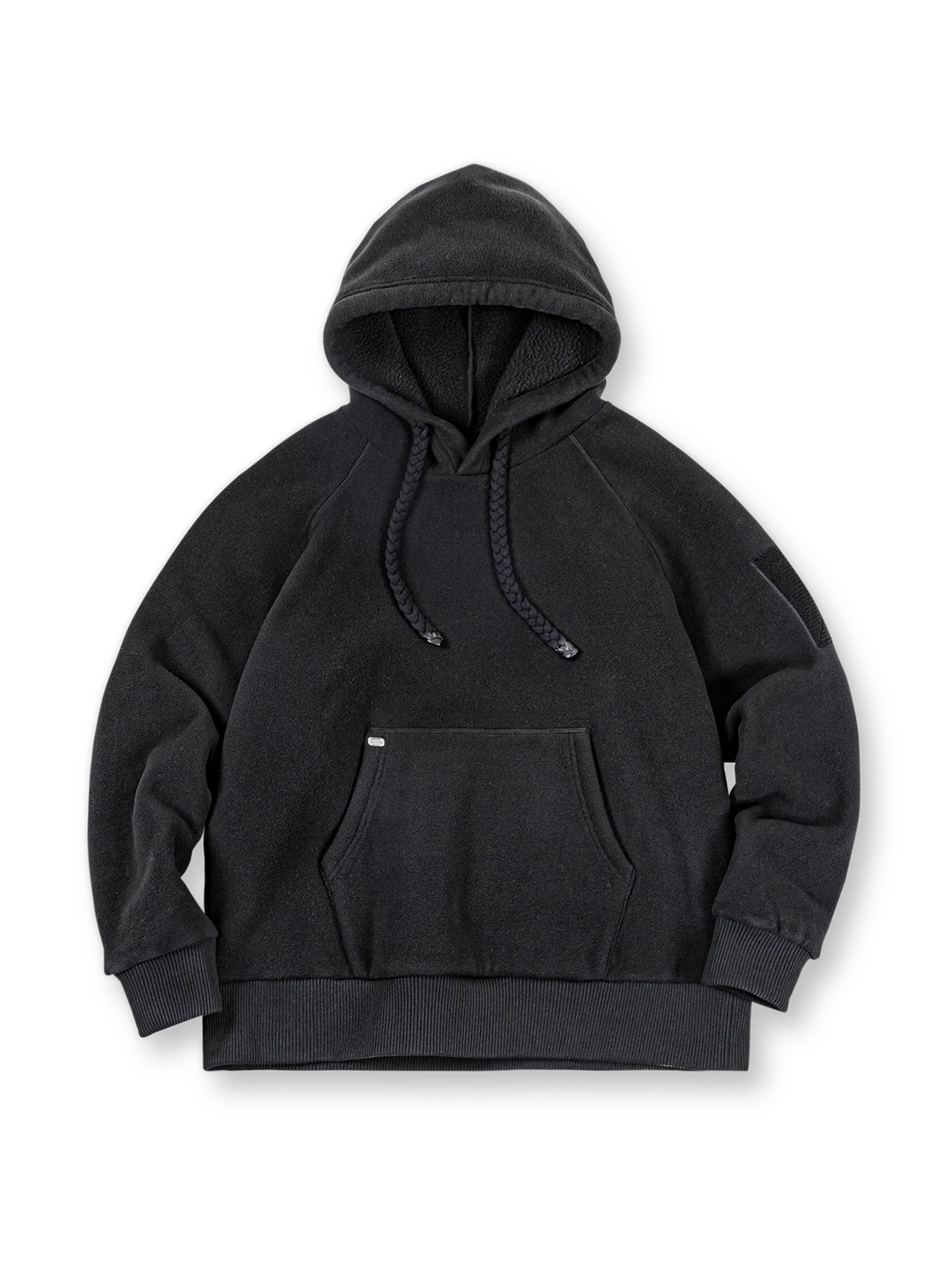 マジックテープパッチと三つ編みストリングが特徴のフード付きボアフリースパーカー。