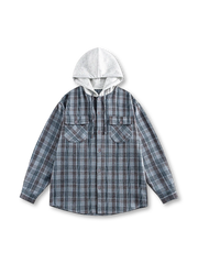 スウェットフードとフラップポケットが特徴のゆったりシルエットチェックシャツ。快適な着心地で多用途に活躍。