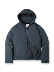 ナイロン生地とホワイトダックダウン使用のフード付きダウンジャケット。防風フードとドローコード付きで保温性抜群。