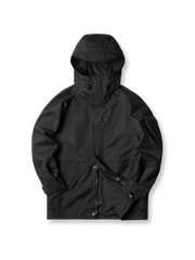 フード付きで多機能ポケットを備えたナイロンコート。