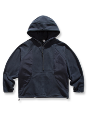 フード付きパッチワークシープスキン風パーカーの全体正面画像、パッチワークディテールとカンガルーポケットのアクセント。