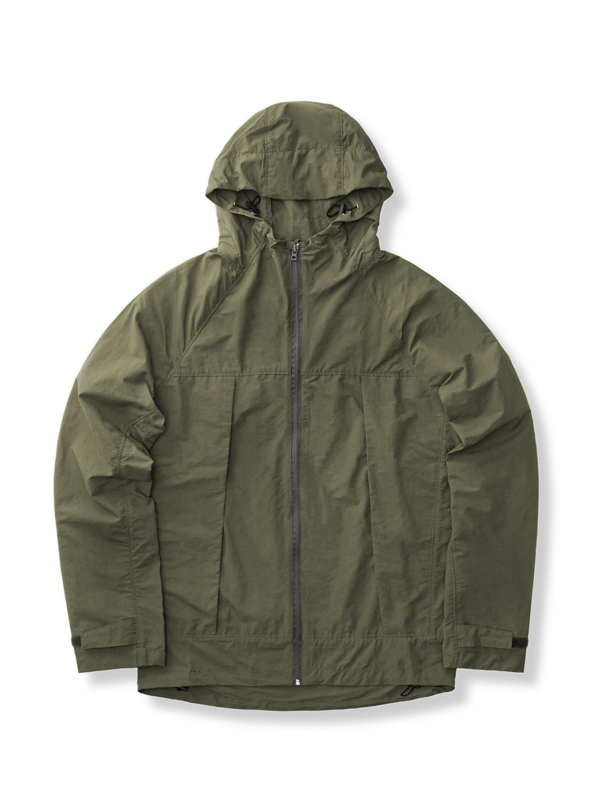 防水・防風・防油機能を備えたフード付きジャケット。
