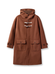 牛角ボタンとフードが特徴の厚手ウールダッフルコート。