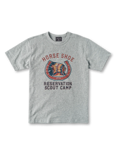 手描きタッチのビンテージ風「HORSE SHOE Reservation Scout Camp」グラフィックを配した厚手コットン素材のクルーネックTシャツ。耐久性のあるダブルステッチ仕上げで男女兼用。