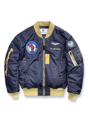 ブルーシェルとマスタードイエローリブのフライトジャケットに「ホットロッド・デビル」刺繍を施し、3M中綿とNO‑STINK加工のデュポン防水素材を使用したアイテム。