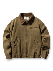 コットンポリエステル混紡素材のハンティングカジュアルジャケット。多機能ポケット、ジッパー開閉、コーデュロイ襟を特徴とするアイテム。