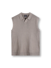 アイスシルク素材と立体リブ編みが映えるニットベスト