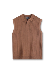 アイスシルクニットベストの全身ビュー、立体リブ編みテクスチャーとクルーネックディテールを強調。