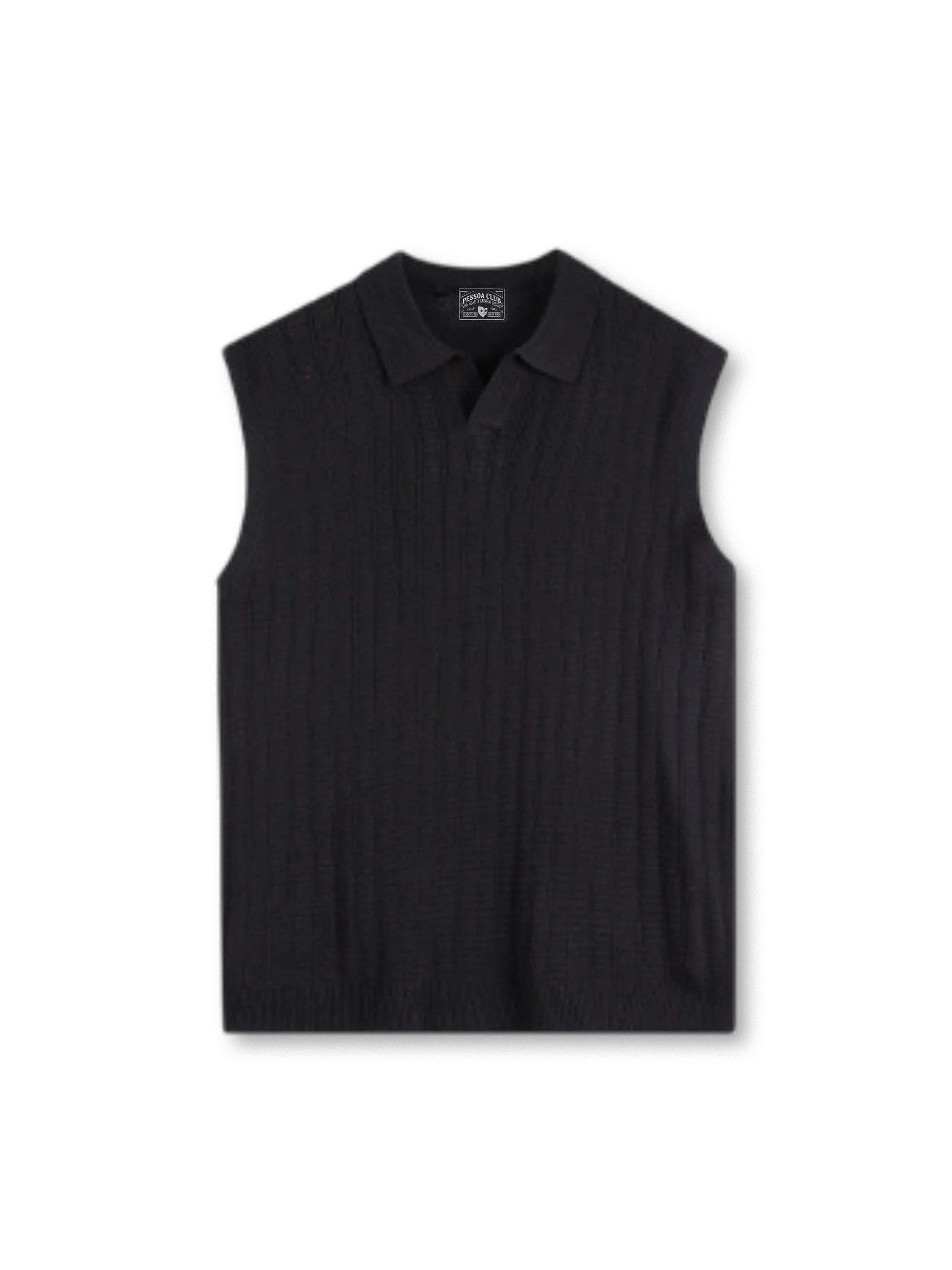 アイスシルクニットベストの全身ビュー、立体リブ編みテクスチャーとクルーネックディテールを強調。