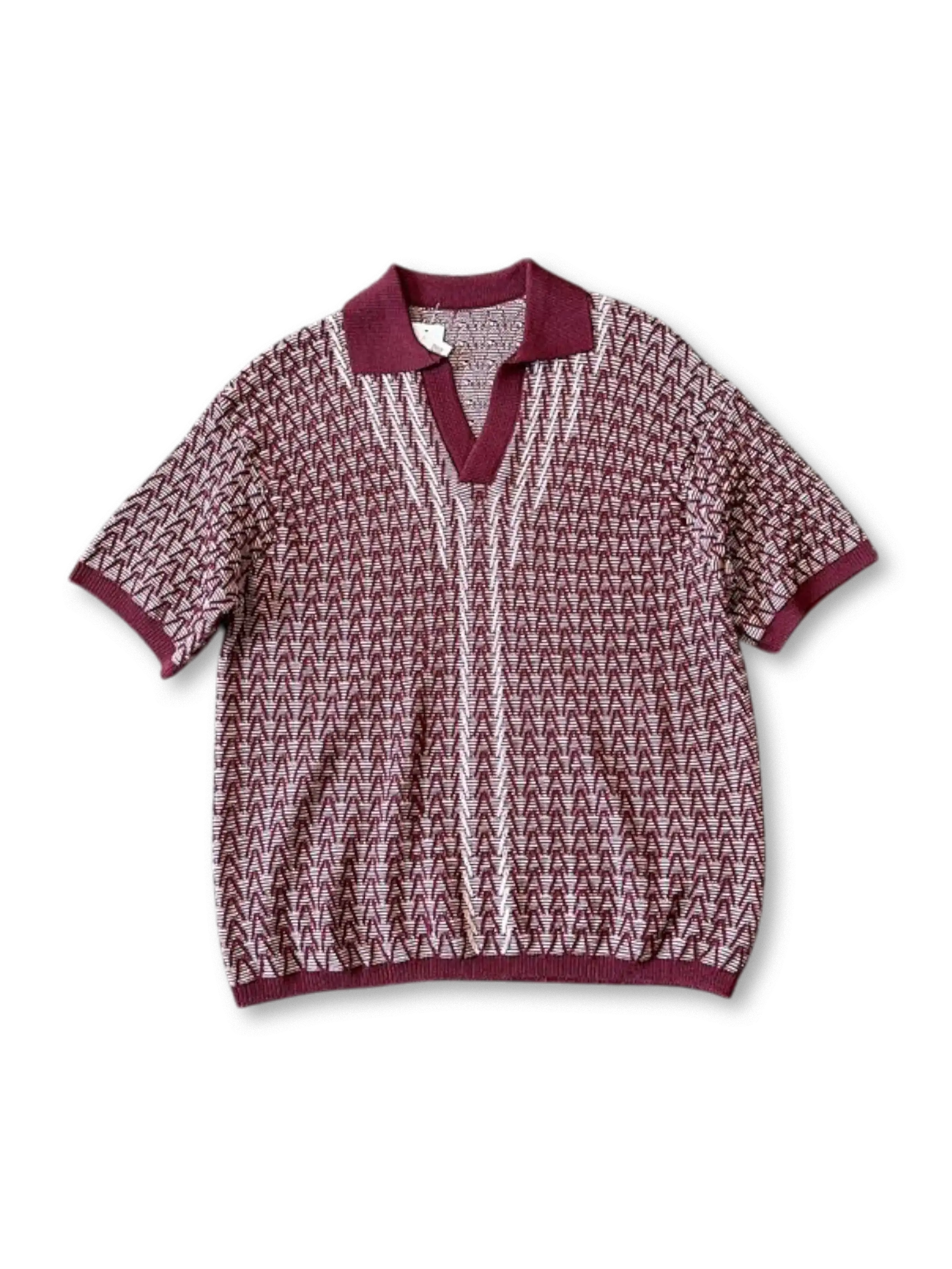 ジャカード編みとVネックが特徴のアイスシルク素材ポロシャツ。涼しく快適な着心地で多彩なコーデに対応。