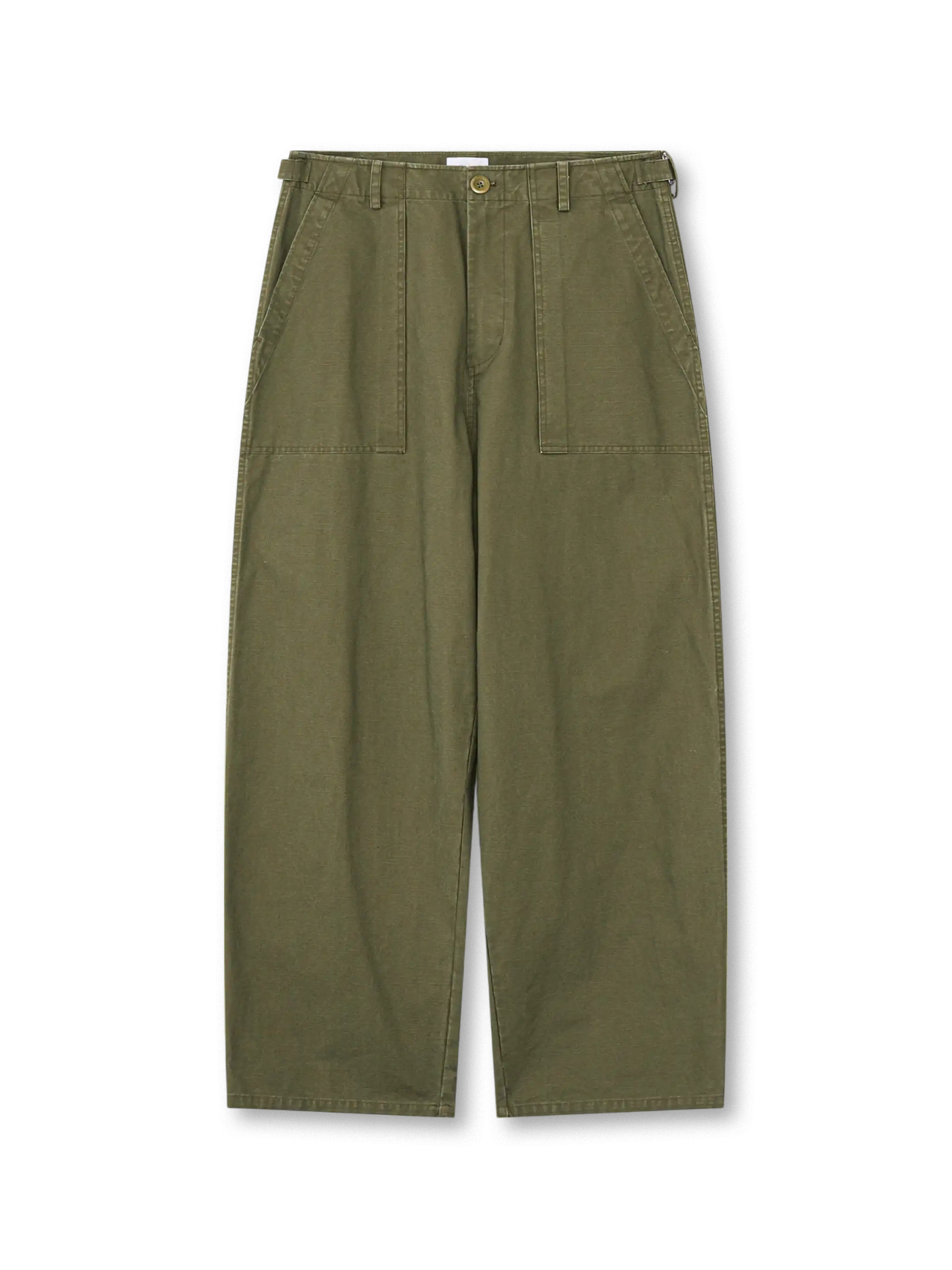 竹節織りと大容量ポケットが映えるユーティリティパンツ