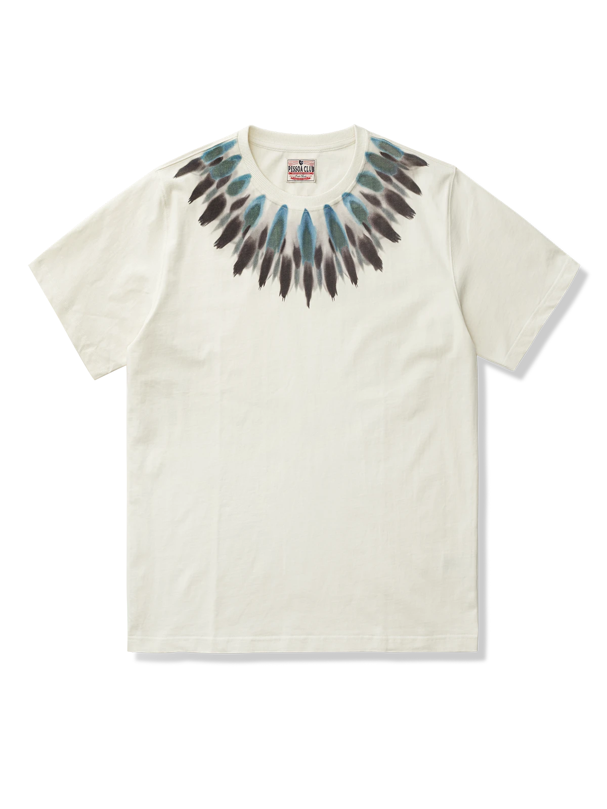 ネックにインディアンフェザー柄をプリントしたウォッシュド加工Tシャツ。