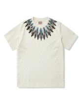 ネックにインディアンフェザー柄をプリントしたウォッシュド加工Tシャツ。