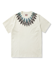 ネックにインディアンフェザー柄をプリントしたウォッシュド加工Tシャツ。