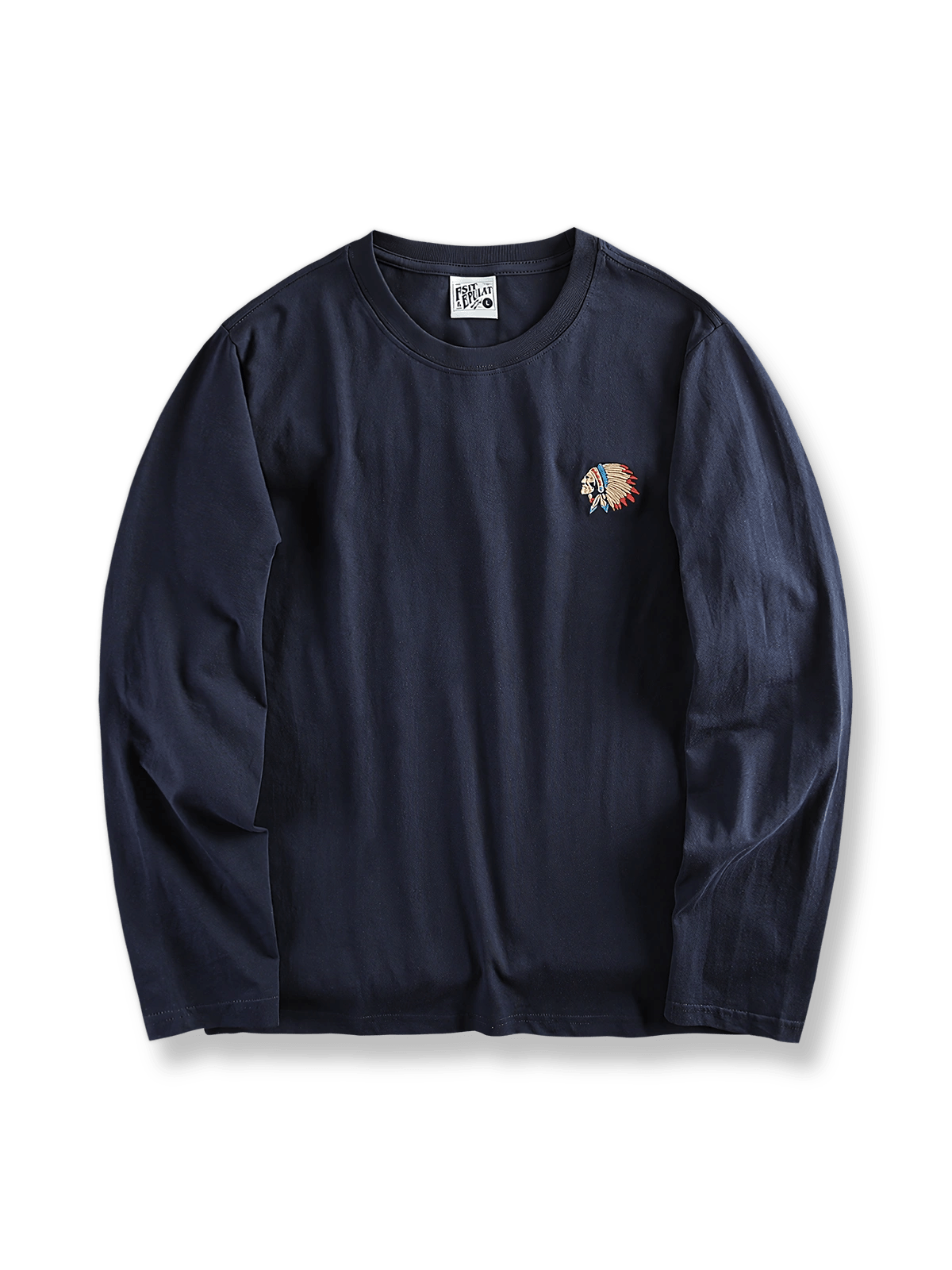 胸元にインディアンモチーフの刺繍があしらわれた100%コットンロングスリーブTシャツの全体像。