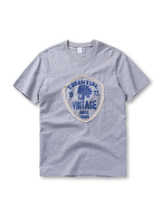 インディアン酋長モチーフプリントが特徴のコットン100%ヴィンテージ風Tシャツ。快適な着心地と多色展開