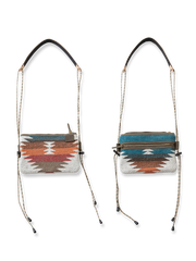 インディアン・ナバホ風パターンとレザーショルダーストラップを配した耐久性素材のエンベロープバッグ。