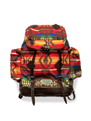 クラシックなインディアン柄をあしらったナイロンとキャンバス素材のバックパック。ダークブラウン牛革ストラップと補強、複数ポケットを備えたデザイン。